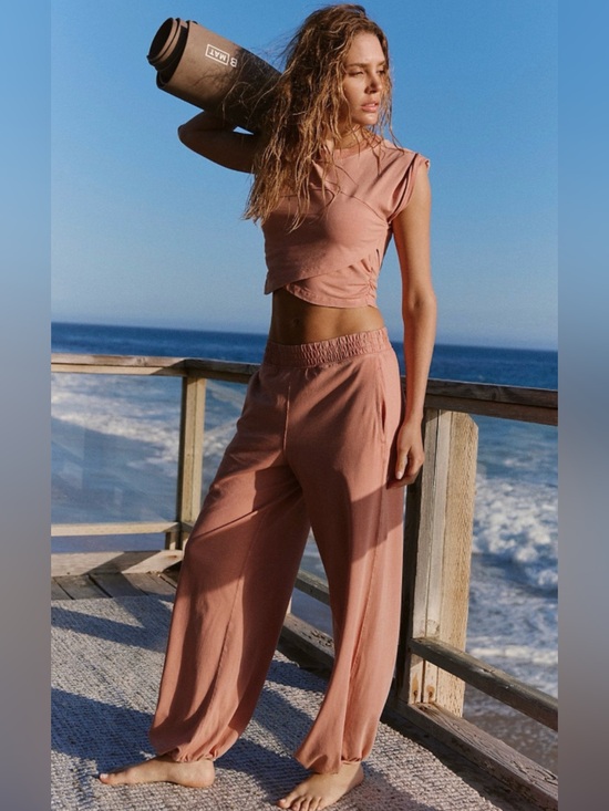 FP Movement by Free People Pants - FP Movement Hot Shot Cross Over Set in Petal (Small) EUC